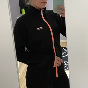 träningsjacka - En träningsjacka köpt på Ullared 🖤💕 säljs då den är för stor på mig