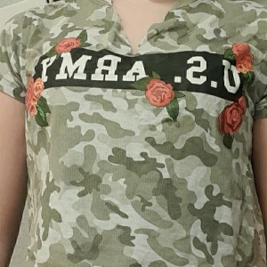 Camo tröja - Denna fina tröja är i strl XS och är lite magtröja. Den är bara köpt och testad men aldrig andvänd. Köpte den för ca 2 år sen. Buda i kommentarerna, högsta bud just nu: 10kr.