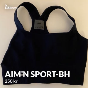 Aim’n sport bh - Är storlek M men skulle säga den är mer som en S/XS beroende hur man vill att den ska sitta. Använd 2 gånger. Har ett litet märke på bröstet där kardborre fastnat, men det påverkar inte kvaliten. Kupor går att ta ur. 250kr  📦 
