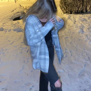 Jacka/skjorta💗 - Superfin jacka som kan användas som en skjorta med💗 Köpt på H&M och används 1-2 gånger💗 Passar perfekt på mig🥰 Om de är många som är intresserade startas en budgivning som sker i kommentarerna🥰 Kram❤️Fraktat även💗Nypris 400kr