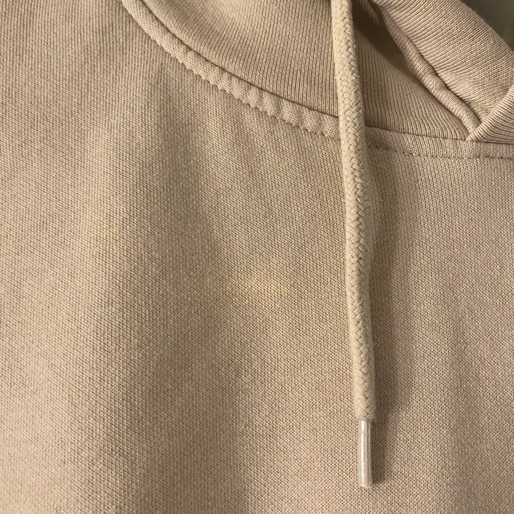 Köpte denna hoodie på asos men är ifrån weekday, väldigt fin men använder sällan har även en liten fläck som säkert går bort i tvätten men som knappt syns ❌FÄRGEN ÄR INTE SOM PÅ BILD 1 MER SOM BILD 2❌ slutsåld på hemsidan. Hoodies.