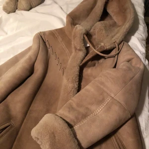 kappa - Läder/mocka kappa köpt vintage! Det står ingen stl men skulle säga en S. Om man inte kan mötas upp i Gävle tillkommer frakt!💕