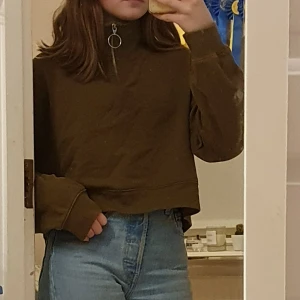 MillitärGrön half zip up! - Fin half zip up från H&M som knappt är använd i väldigt bra skick! Lite croppat! Om många är intresserade får du lägga bud i kommentarerna! Köparen står för frakten ❤