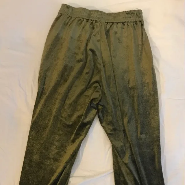 gröna mjukisbyxor i sammet från bikbok. gott skick och mysiga. tajta i midja och i anklarna. . Jeans & Byxor.