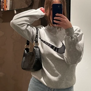 Nike Vintage Sweatshirt - Grå 90-tals vintage sweatshirt från Nike. Högsta bud vinner!! 