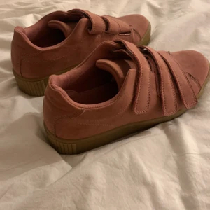 Skor med kardborre - Smutsrosa sneakers med kardborreband. I nyskick, aldrig använda✨ strl 39