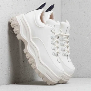 Eytys Angel sneakers storlek 37 - Säljer mina Eytys pga inte använt sen jag köpt dom, Skulle vara sjysst om d fick ett nytt hem. Använda ca 3 ggr men synds ej
