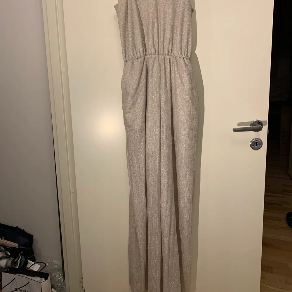 Skitsnygg byxdress med vida ben, väldigt skönt och lätt tyg. Köpt på HM storlek 34, använd 1 gång. Startbud 50kr💓 Fraktas spårbart 63kr eller möts upp i Malmö . Klänningar.