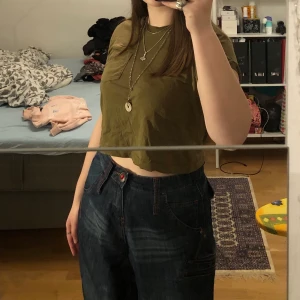 olivgrön tisha - en olivgrön tisha🫒 en liten ficka på vänster bröst. pretty basic men snygg