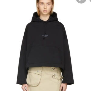 Acne Studios Hoodie knappt använd strl s - Jättefin hoodie från Acne i lite cropped modell. Vid och kort. Väldigt fin men har endast använt den ett fåtal gånger. Trycket ska se lite litet ut.