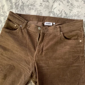 Bruna manchesterbyxor från weekday - Bruna manchesterbyxor från weekday. Storlek w31 men skulle säga att de mer av en w29 ungefär. 