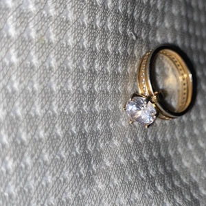 Säljer denna äkta guld ringen och jätte fin❤️ - Denna ring är jätte fin,bra man får inget ont eller grönt i fingret jag älskar den men vill sälja den 