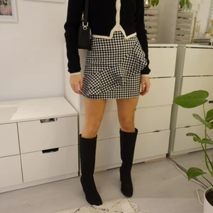 Svarta knähöga boots - CUTEST knee high black boots in matte faux leather.  Full zipper on the inside of the shoe for easy use. They are slightly padded so they feel soft inside. 8 cm wooden block heel.  The left shoe unfortunately have a few small scratches on the back, but nothing noticeable. 