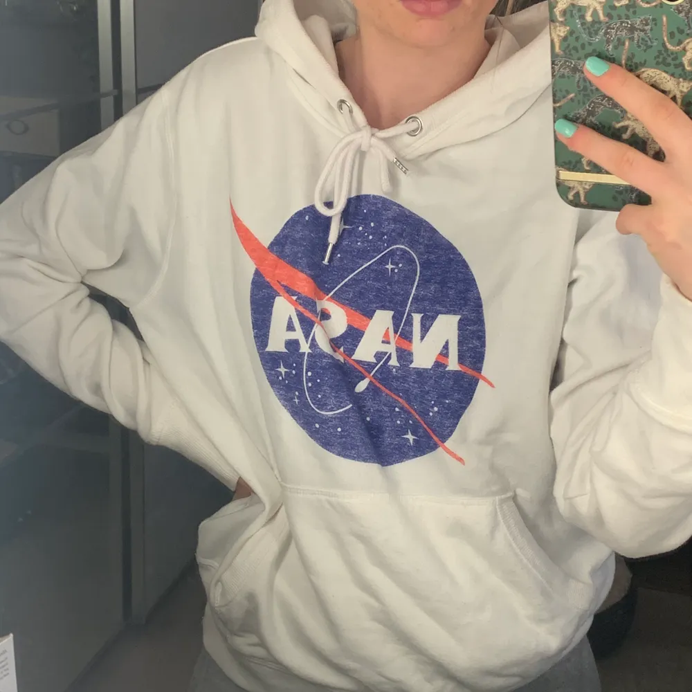En supergosig vit hoodie med NASA tryck 💫 endast använd någon enstaka gång så den är som ny! . Hoodies.