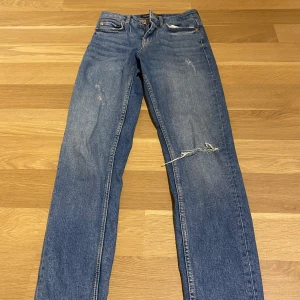 Jeans med slitning vid knät  - Typ aldrig använda 