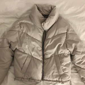 PUFFER JACKET  - Beige jacka från H&M, använd ett fåtal gånger
