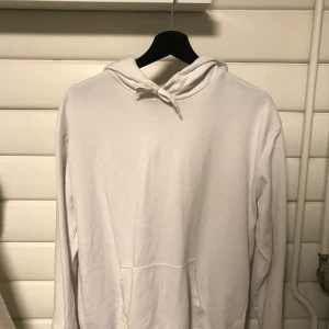Vit hoodie - En vanlig vit hoodie i storlek S. Den är hel o fin förutom en liten fläck på magen som knappast syns. Frakt tillkommer😊