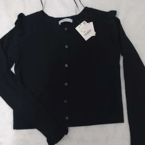 Söt tröja Zara - Söt tröja med knappar framtill från Zara i storlek S