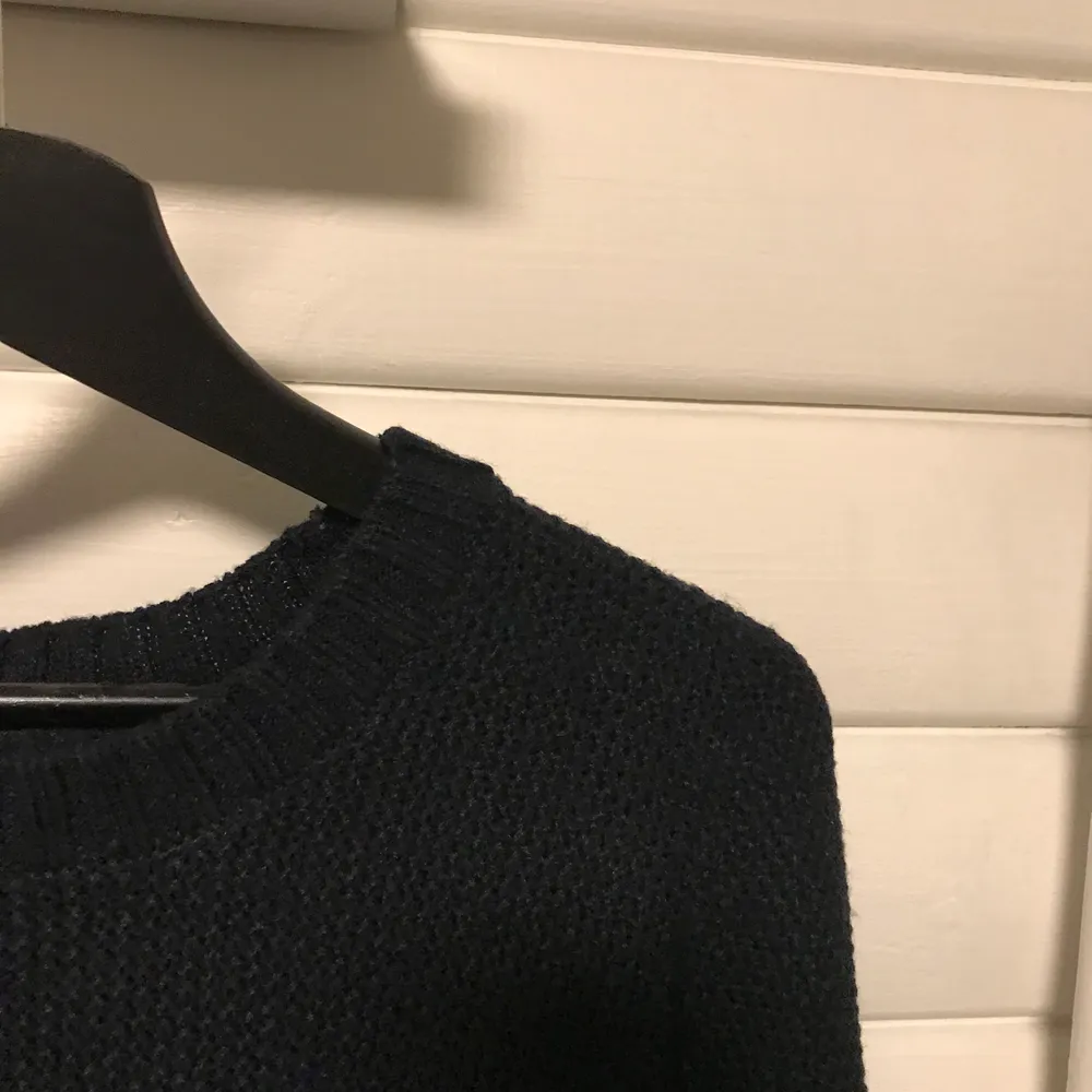 En fin mörkblå tröja i storlek M men skulle även passa en S. Vet inte riktigt vad man ska säga vad det är för material men ni ser på bilden. Frakt tillkommer.. Tröjor & Koftor.