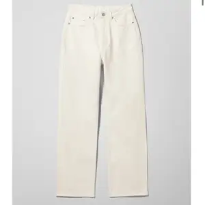 Säljer mina vita rowe jeans från weekday då dom är för korta för mig som är 175 cm. Nästan aldrig andvända och mycket fint skick. Kontakta mig för fler bilder. Kan över byta mot rowe jeans i storlek 28/34. Köpare står för frakt 