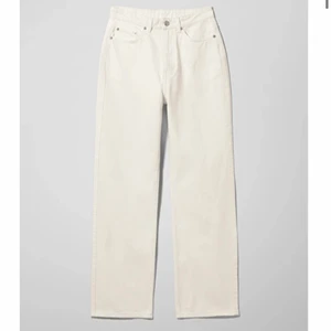 Vita rowe jeans - Säljer mina vita rowe jeans från weekday då dom är för korta för mig som är 175 cm. Nästan aldrig andvända och mycket fint skick. Kontakta mig för fler bilder. Kan över byta mot rowe jeans i storlek 28/34. Köpare står för frakt 