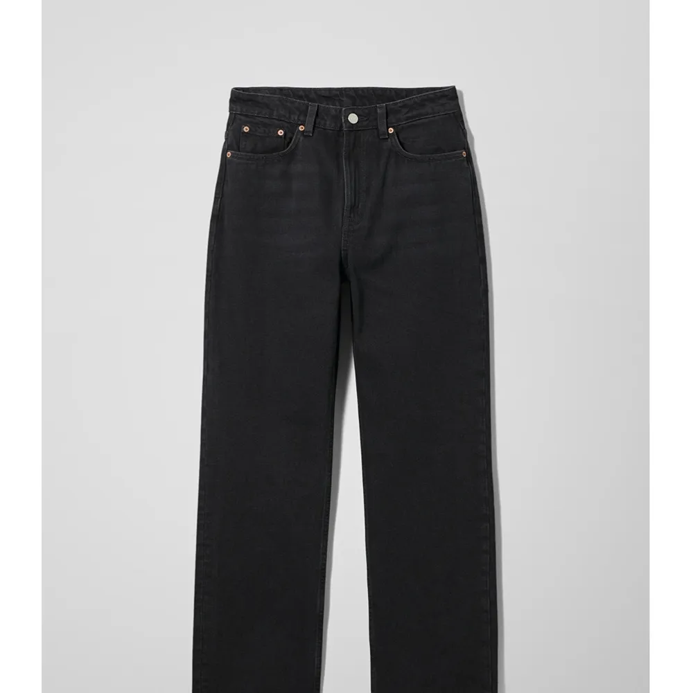 Svarta jeans från weekday i modellen voyage. Andvänd men fint skick. Är storlek 27/30 men har sprättat upp sömmen där nere så de är mer 27/32. Köpare står för frakt. Kontakta för fler bilder. Jeans & Byxor.