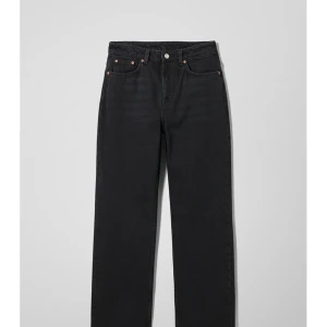 Svarta Voyage jeans - Svarta jeans från weekday i modellen voyage. Andvänd men fint skick. Är storlek 27/30 men har sprättat upp sömmen där nere så de är mer 27/32. Köpare står för frakt. Kontakta för fler bilder