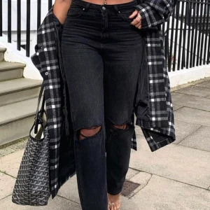 Oanvända mörk gråa raka byxor stl 38 - Helt oanvända byxor pga för liten storlek. Köpta från en fransk hemsida för 500 säljer för 250 kr. Byxorna är ej stretchiga och dom är normal långa