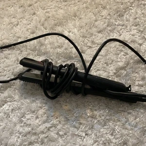 Plattång - Säljer min plattång. Jag har jättetjockt hår och denna funkar perfekt för mig. Funkar som den ska förutom att man måste vrida där sladden börjar uppåt ibland. Maxvärme strax under 200 grader