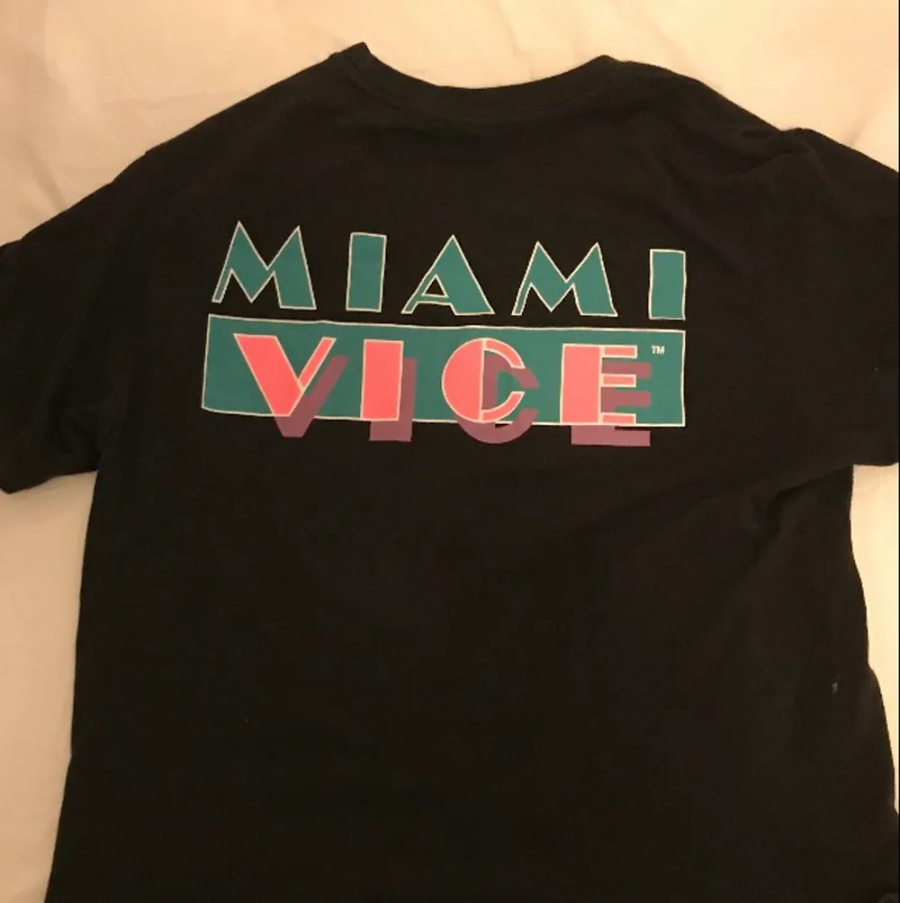 svart cropped t-shirt med tryck, ”miami vice”. från h&m. ganska gott skick. . T-shirts.