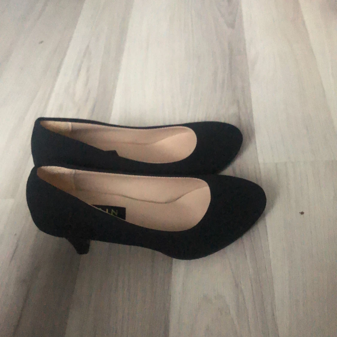 ett par skor från shein i str 38 men är typ för 36