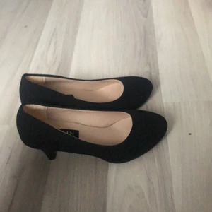 ett par skor från shein i str 38 men är typ för 36 - de är ett pr skor i bra skick, aldrig andvända 80kr ink frakten