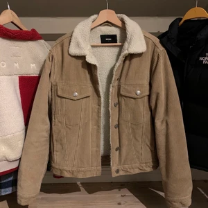 Jacka - En super skönt jackan som jag har köpt från Bik Bok, har använt max 3 gånger. Storlek L men passar på alla storlek, säljer nu för 200. Super bra skick