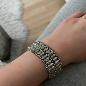 Armband - Säljer ett armband. Använd men har behållit looken. Passar alla storlekar då det är töjbart. Du står för frakten!