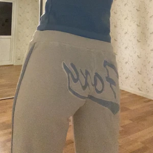 Mjukisar  - Sjukt snygga y2k byxor som är lågmidjade! Passar mig med S