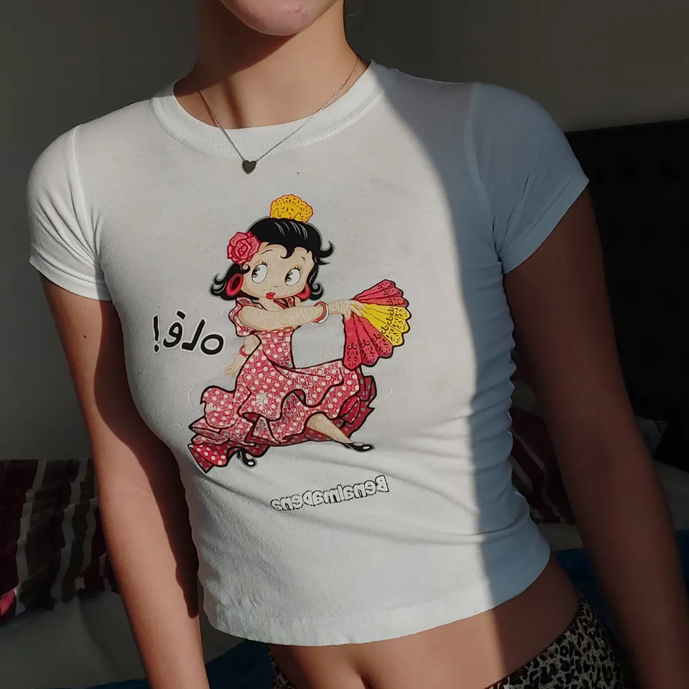 Jättegullig Betty Boop baby tee! Trycket är lite spräckligt men inget som syns på långt håll. Skulle säga att det är en XS-S beroende hur tajt man vill att det ska sitta (S på bilden) Eftersom många är intresserade blir det budgivning!!💕. T-shirts.