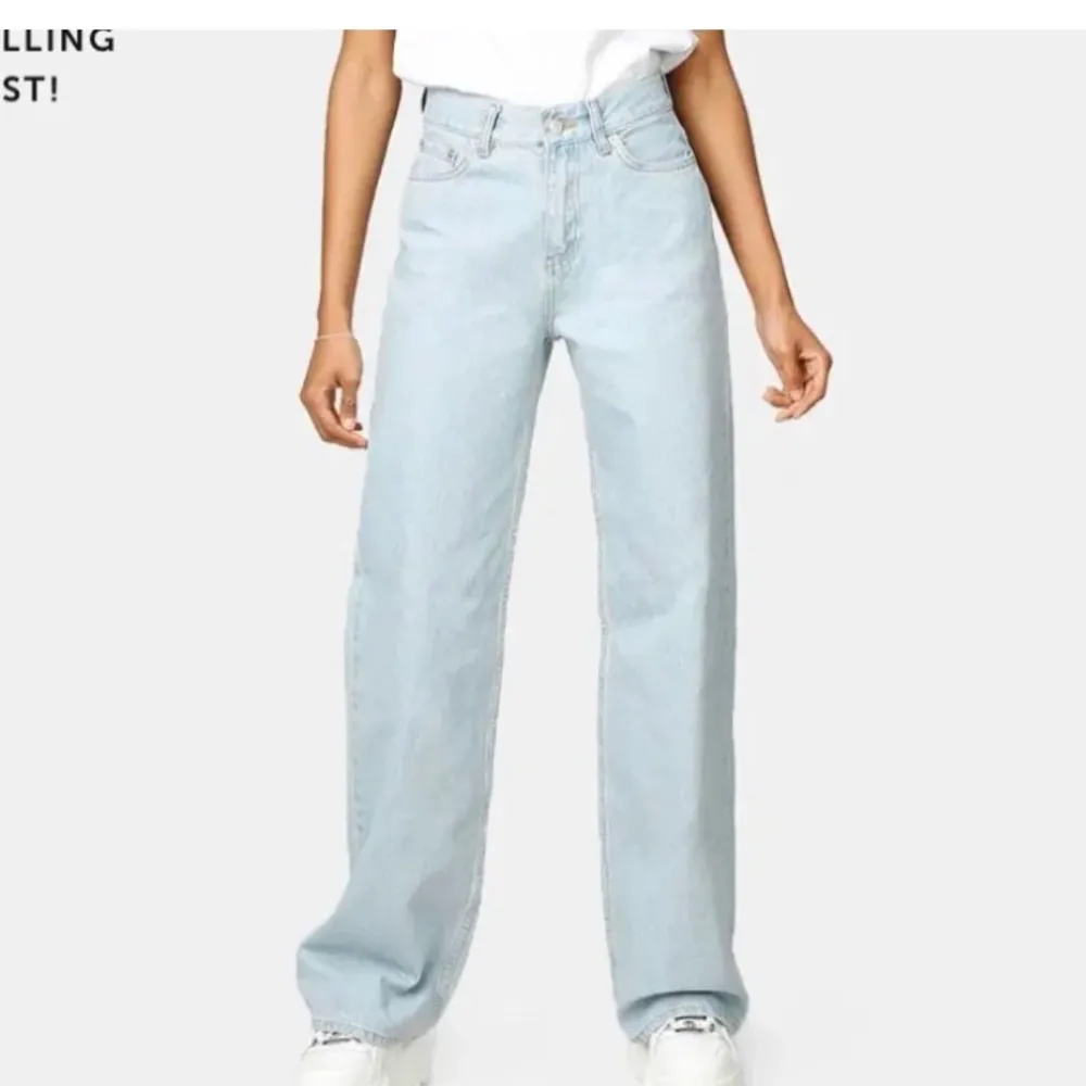 Säljer mina jättefina jeans från junkyard💞 knappt använda så nästan ny skick💕säljer pga kommer inte till användning längre och köpta för 500kr, kan tänka mig att gå ner i pris. Jeans & Byxor.