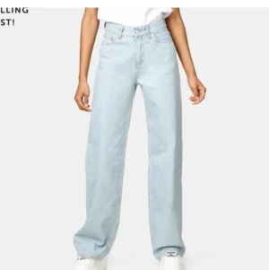 Jeans - Säljer mina jättefina jeans från junkyard💞 knappt använda så nästan ny skick💕säljer pga kommer inte till användning längre och köpta för 500kr, kan tänka mig att gå ner i pris