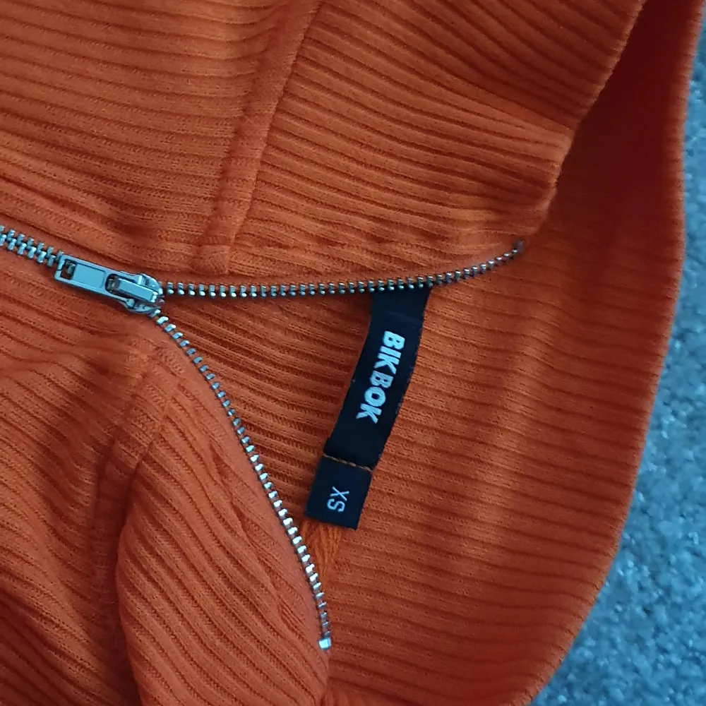 Fin orange tröja med dragkedja i storlek XS från bikbok. Säljer då den inte längre används, i bra skick. Säljer för 70 kr, köpare står för frakt på 48 kr. ❤️ . Toppar.
