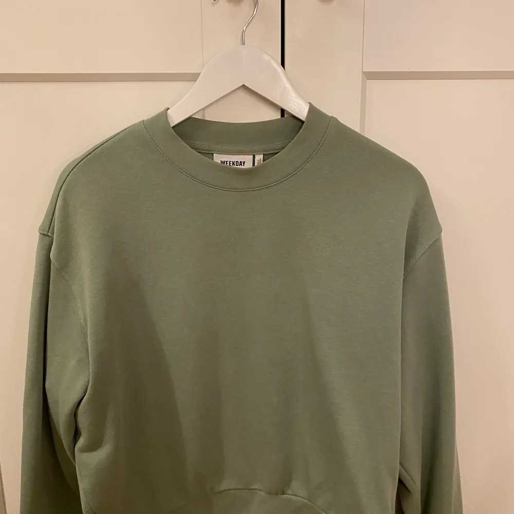 En snygg grön sweatshirt ifrån weekday. Endast använd ett fåtal gånger och därför i väldigt bra skick! Storlek xs men sitter rätt löst. 100kr + frakt. Tröjor & Koftor.
