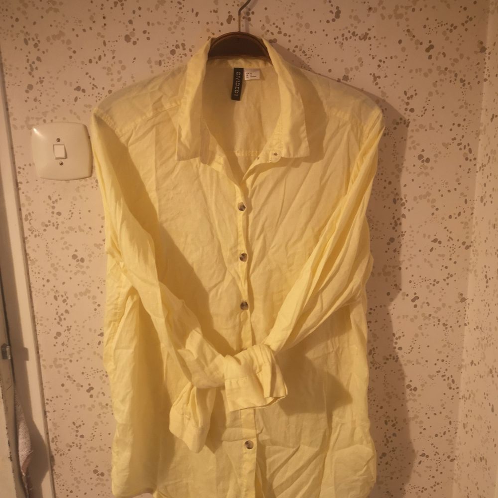 En gullig gul skjorta från h&m, som jag köpte i somras. Använd endast två gånger, därav har den blivit lite skrynklig i garderoben. Är jättefin som underskjorta, då den är lite genomskinlig. 🌼 . Skjortor.