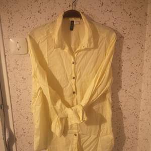 En gullig gul skjorta från h&m, som jag köpte i somras. Använd endast två gånger, därav har den blivit lite skrynklig i garderoben. Är jättefin som underskjorta, då den är lite genomskinlig. 🌼 