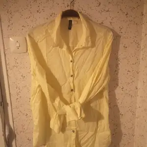 En gullig gul skjorta från h&m, som jag köpte i somras. Använd endast två gånger, därav har den blivit lite skrynklig i garderoben. Är jättefin som underskjorta, då den är lite genomskinlig. 🌼 