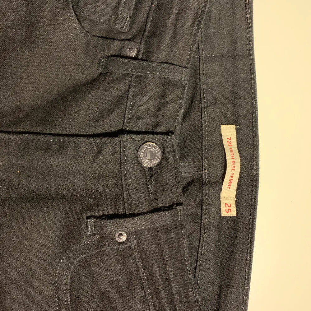 Svarta, högmidjade Levis jeans i storlek 25. Nyskick utan slitningar eller bleknad färg.. Jeans & Byxor.