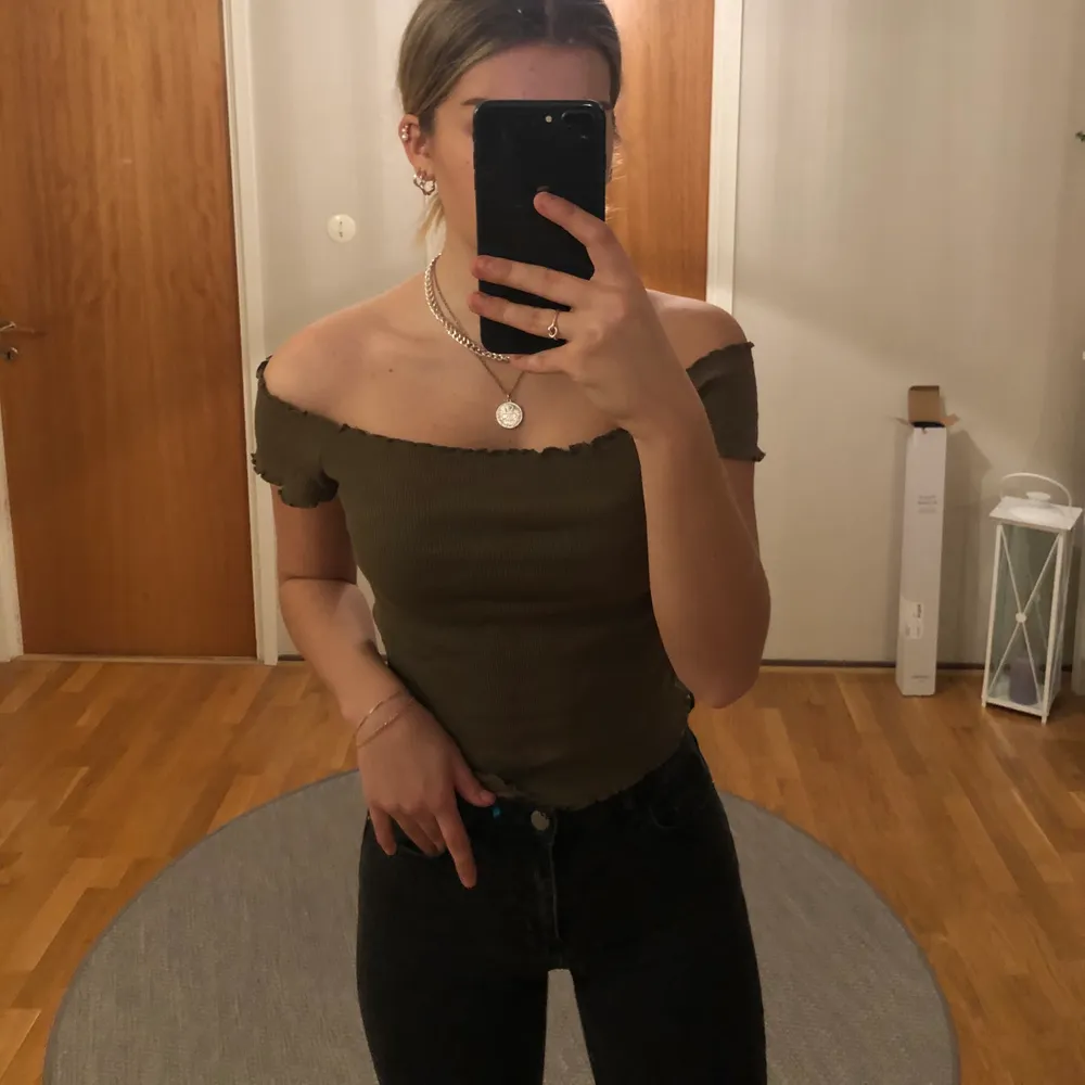 Jättefin militärgrön crop top. Från butiken terranova (köpt utomlands). Mycket bra skick. Frakt ingår i priset. Toppar.