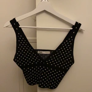 Prickig topp från Zara😍 - Prickig topp i bra skick, aldrig använd. Köparen står för frakten 🚚 