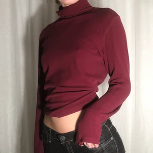 Röd polo - Vinröd polo köpt secondhand, passar XS till M. Pris exklusive frakt, skriv gärna för mer bilder eller andra frågor :)