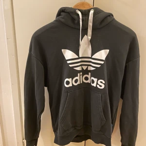 Adidas hoodie - En svart hoodie från adidas. Storlek XS, men den är lite större i storleken. Köparen står för fraktkostnaden.