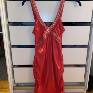 Klänning - Superfin rosa klänning som är ribbad i sidorna. Från Gina men säljs inte längre, storlek m men passar en s också. Pris + 79kr frakt, hör av er vid frågor! 🦋