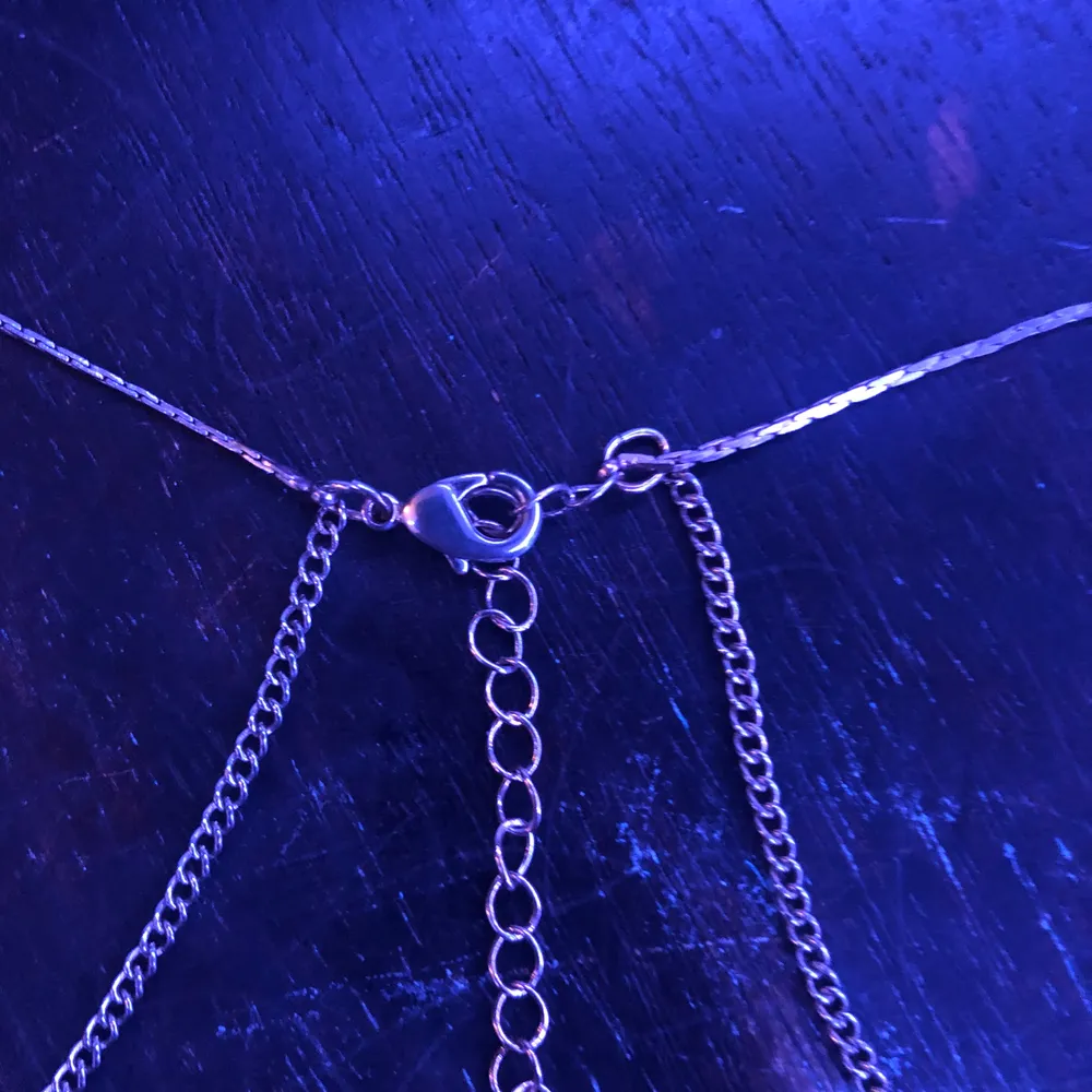 Säljer detta halsband som är två halsband fast de sitter ihop. Har inte använt det så ofta eftersom det inte är min stil. Säljer för 30 kr + 22 kr frakt 💖 köparen står för frakten . Accessoarer.
